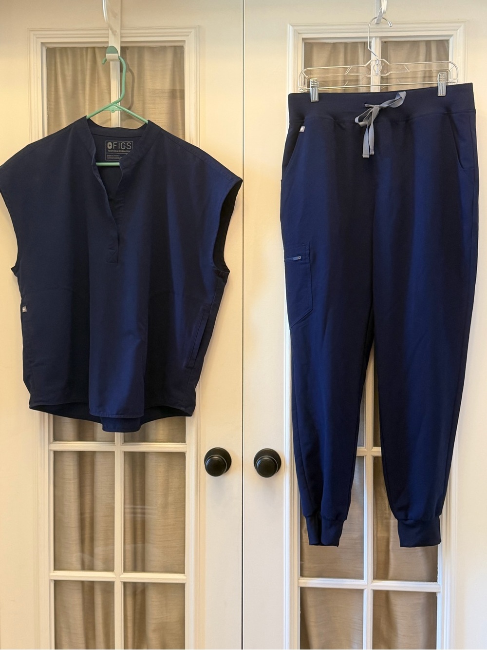 LARGE Navy Women’s Figs Scrub Set Rafaela Top w/ Zamora Joggers EUC
